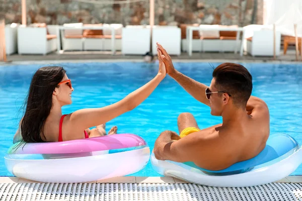 Young Couple Inflatable Rings Giving Each Other High Five Swimming — Stock Photo, Image