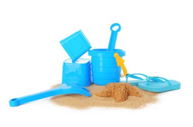 Çocuklar için plaj aksesuarları ve beyaz arka planda kum.