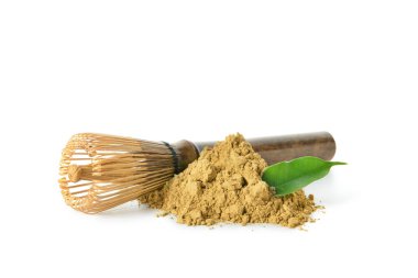 Beyaz arka planda bir yığın toz kibrit çayı ve chasen.