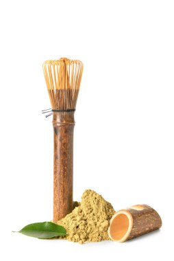 Beyaz arka planda bir yığın toz kibrit çayı ve chasen.