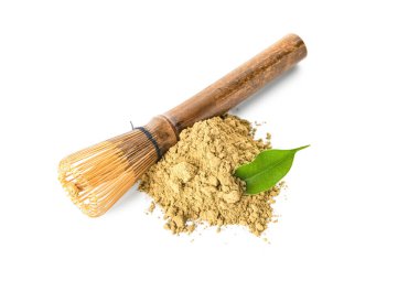 Beyaz arka planda bir yığın toz kibrit çayı ve chasen.