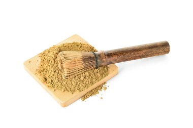 Beyaz arka planda pudralanmış kibrit çayı ve chasen.