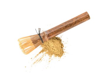 Beyaz arka planda bir yığın toz kibrit çayı ve chasen.