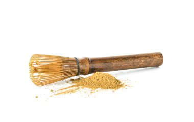 Beyaz arka planda bir yığın toz kibrit çayı ve chasen.