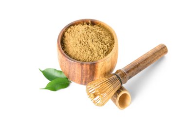 Beyaz arka planda pudralanmış kibrit çayı ve chasen ile kase