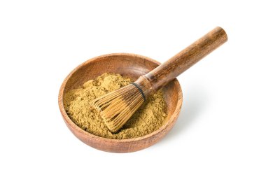 Beyaz arka planda pudralanmış kibrit çayı ve chasen ile kase