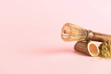 Renkli arkaplanda pudralanmış kibrit çayı ve chasen.