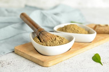 Pudralı kibrit çayı ve açık arkaplanda chasen tabakları