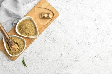 Pudralı kibrit çayı ve açık arkaplanda chasen tabakları