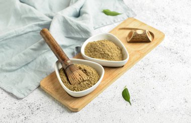 Pudralı kibrit çayı ve açık arkaplanda chasen tabakları