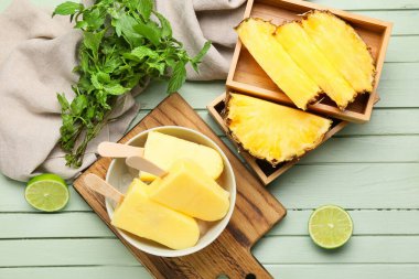 Renkli ahşap arka planda lezzetli ananaslı dondurma kasesi.