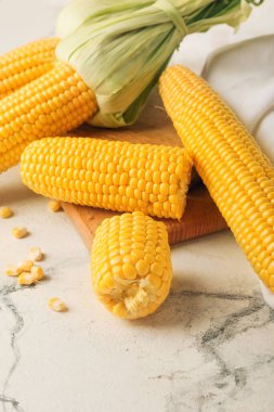 Hafif arkaplanda taze mısır koçanları