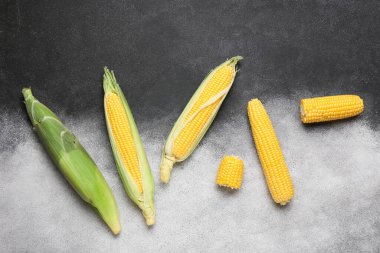 Siyah beyaz arka planda taze mısır koçanları