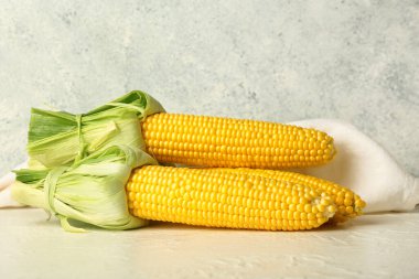 Hafif arkaplanda taze mısır koçanları