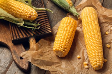 Tahta arka planda taze mısır koçanları