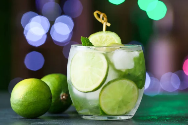 Bulanık Işıklara Karşı Masada Bir Bardak Soğuk Mojito — Stok fotoğraf