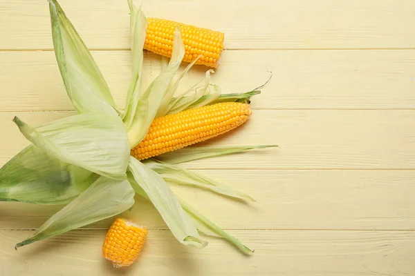 Frische Maiskolben Auf Farbigem Holzhintergrund — Stockfoto