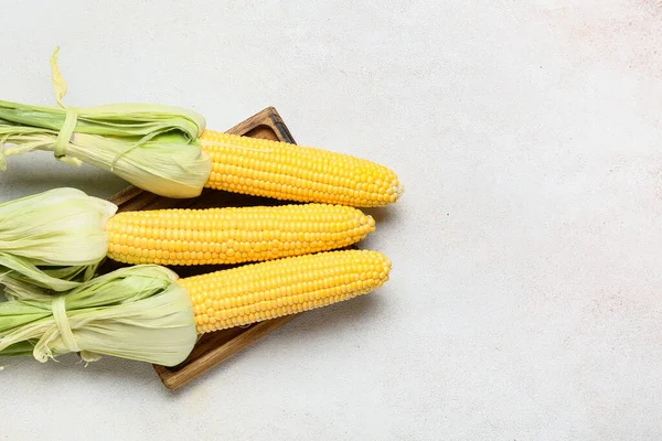 Wooden Board Fresh Corn Cobs Light Background — Stock Photo, Image