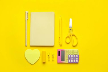 Renk arkaplanı üzerine kırtasiye malzemeleri