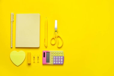 Renk arkaplanı üzerine kırtasiye malzemeleri