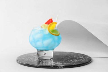 Açık arkaplanda bir bardak Mavi Göl kokteyli.