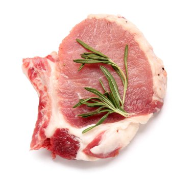 Beyaz arka planda biberiyeli çiğ biftek.