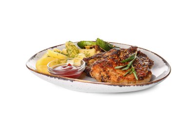 Lezzetli domuz bifteği, domates sosu ve beyaz arka planda ızgara sebze tabağı.