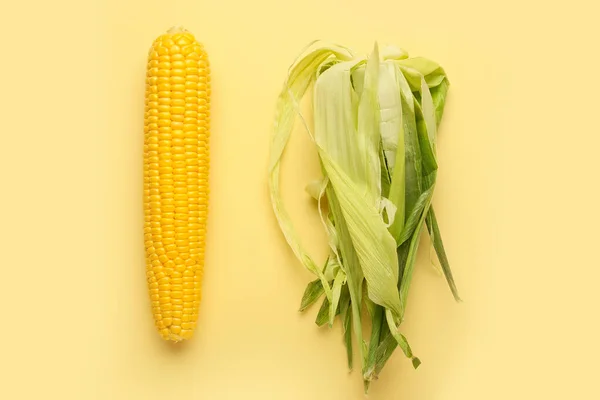 Frische Maiskolben Und Blätter Auf Farbigem Hintergrund — Stockfoto