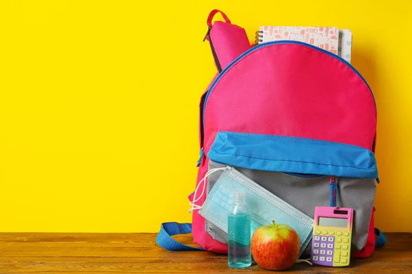 Mochila Con Manzana Máscara Médica Mesa Cerca Pared Color — Foto de Stock