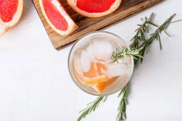 Sklenice Studeného Ginu Tonic Grapefruitové Plátky Světlém Pozadí — Stock fotografie