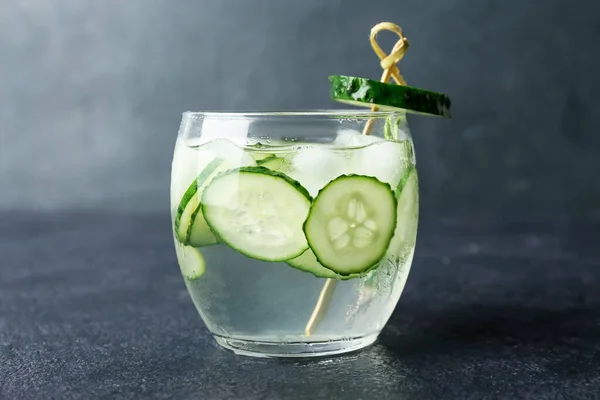 Glas Koude Gin Tonic Komkommer Plakjes Donkere Achtergrond — Stockfoto