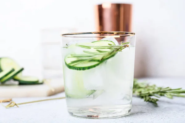 Vaso Gin Tonic Frío Rodajas Pepino Sobre Fondo Claro —  Fotos de Stock