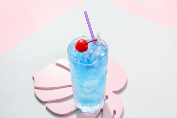 Bicchiere Blue Lagoon Cocktail Sfondo Chiaro — Foto Stock