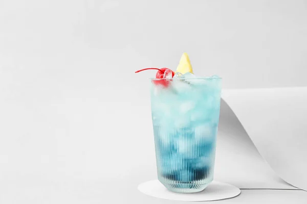 Glas Blue Lagoon Cocktail Lichte Achtergrond — Stockfoto