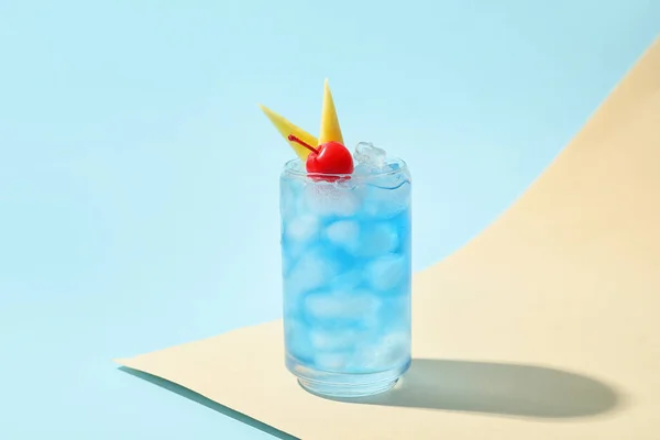 Glas Blue Lagoon Cocktail Kleur Achtergrond — Stockfoto