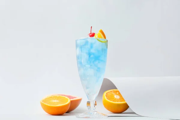 Glas Blue Lagoon Cocktail Lichte Achtergrond — Stockfoto