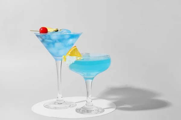 Glasögon Blå Lagun Cocktail Ljus Bakgrund — Stockfoto