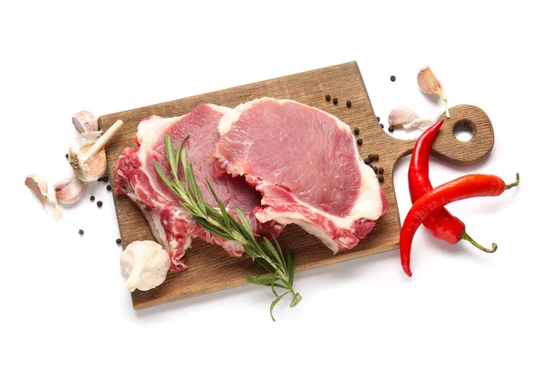 Houten Bord Met Rauwe Varkenssteaks Specerijen Witte Ondergrond — Stockfoto