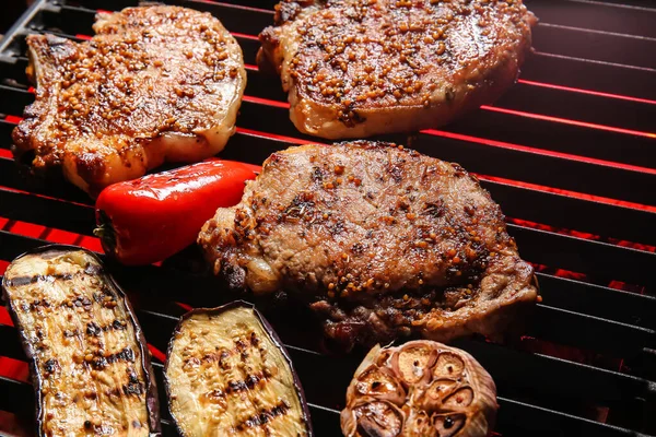 Steaks Porc Savoureux Légumes Sur Barbecue Grill — Photo