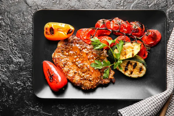 Assiette Avec Steak Porc Savoureux Légumes Grillés Sur Fond Sombre — Photo
