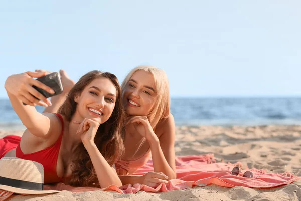 Schöne Junge Frauen Machen Selfie Strand — Stockfoto