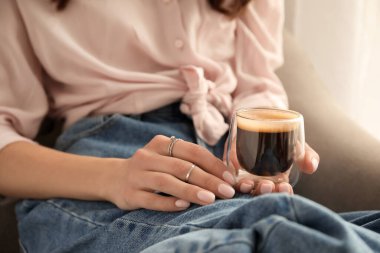 Evde nefis kahve içen bir kadın, yakın plan.