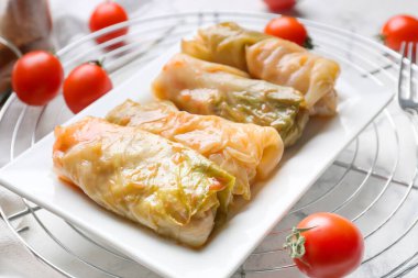 Lezzetli lahana dürümlü tabak, yakın plan.