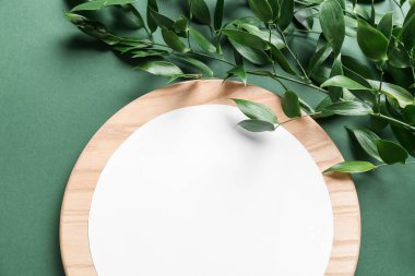 Boş kartı olan kompozisyon, tahta tahta ve arkaplanda bitki dalı, yakın plan