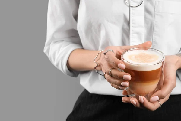 Vrouw Drinken Smakelijke Koffie Grijze Achtergrond Close — Stockfoto