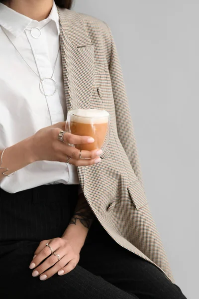 Vrouw Drinken Smakelijke Koffie Grijze Achtergrond Close — Stockfoto