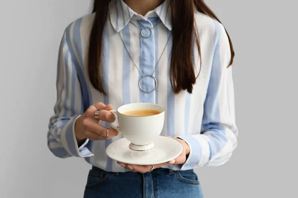 Vrouw Drinken Smakelijke Koffie Grijze Achtergrond Close — Stockfoto