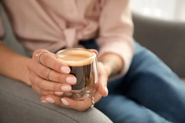 Vrouw Die Thuis Lekkere Koffie Drinkt Close — Stockfoto