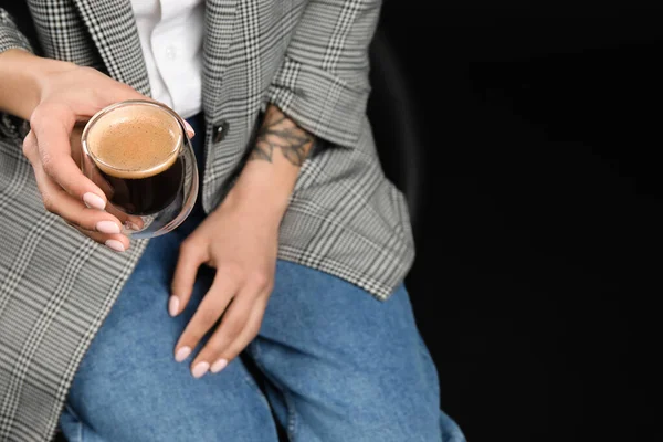 Vrouw Drinken Smakelijke Koffie Donkere Achtergrond Close — Stockfoto