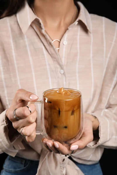 Vrouw Drinken Smakelijke Koffie Donkere Achtergrond Close — Stockfoto